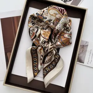 Halstuch mit braunem Paisleymuster, locker geknotet in einer Box