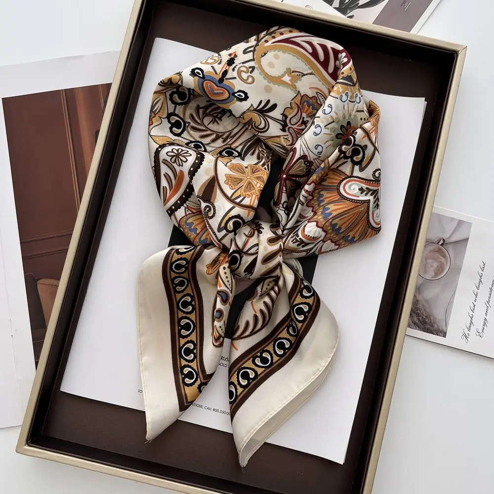 Halstuch mit braunem Paisleymuster, locker geknotet in einer Box