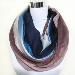 Loop Schal in Blau, Braun und Grau als Rundschal auf einer Büste drapiert