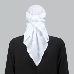 Weißes quadratisches Tuch, locker um den Kopf gebunden, Rückansicht