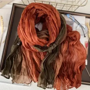 00-45 Orange-grüner Schal aus Polyester mit Farbverlauf und Knitterstruktur auf einem Rahmen