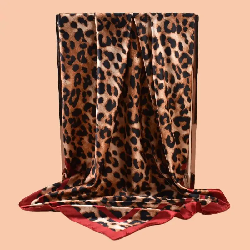 Quadratisches Schal-Tuch mit Leopardenmuster in Satinoptik – Bild 2