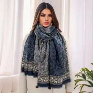 Frau trägt blauen Schal mit Paisleymuster und Fransenkante