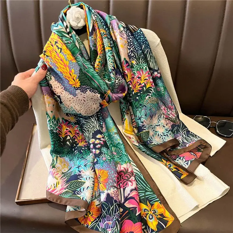 Langer Schal Damen mit Blumenmuster und Satin-Glanz – Bild 3