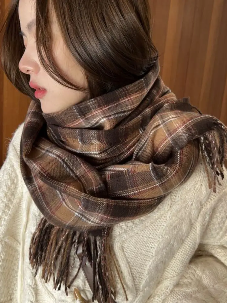 Halstuch Damen in Braun und Beige, kariert mit Fransen – Bild 2