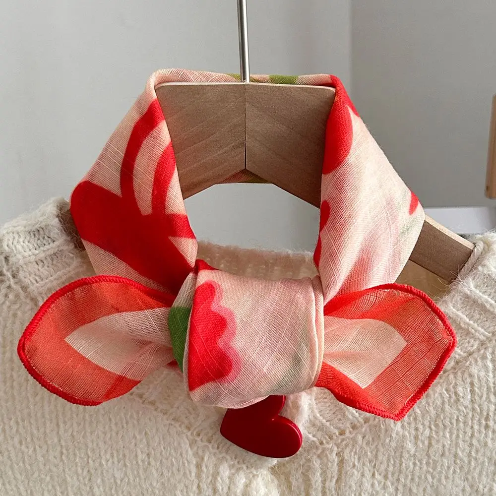 Kleines Halstuch Damen in Rot und Blau mit Blumenmotiven – Bild 2