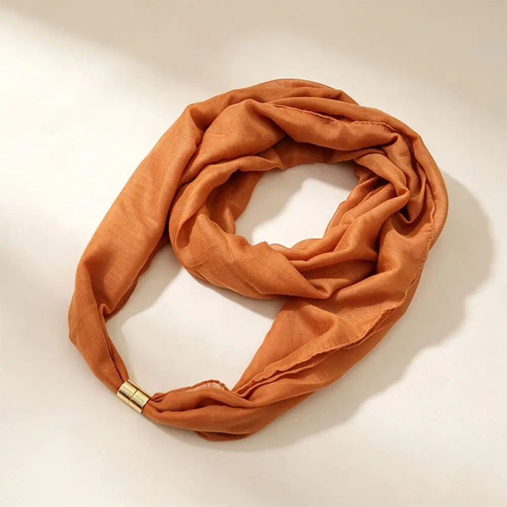 Loop Schal Damen warm mit goldfarbener Metallklammer – Bild 3