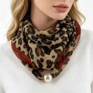 Halstuch Leopard mit Perlen-Anhänger, quadratisch und leicht – Bild 2