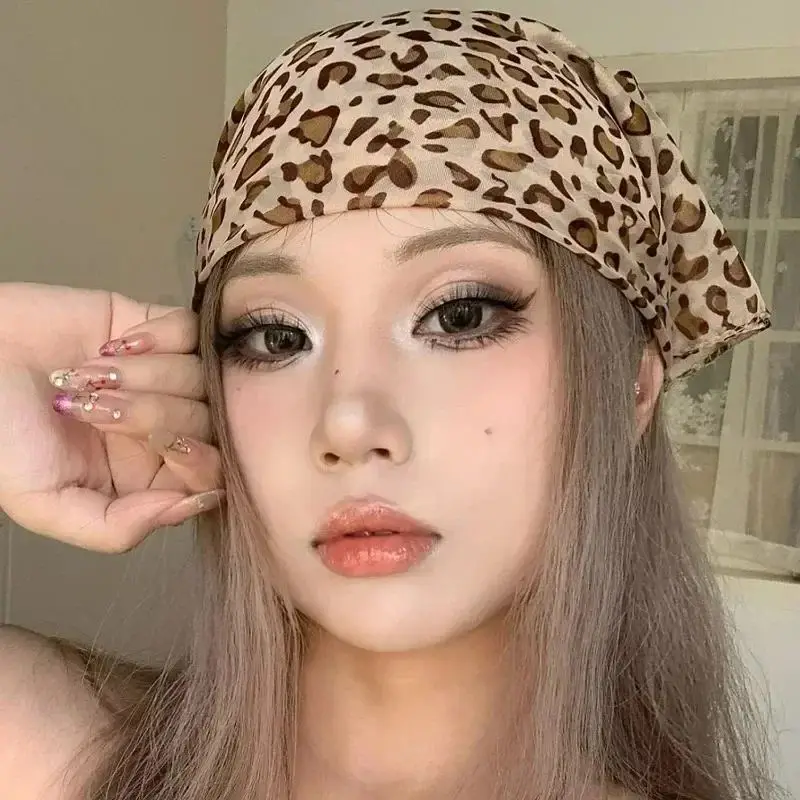 Junge Frau trägt ein Bandana mit Leopardenmuster in Braun als Kopftuch