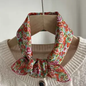 Kleines Tuch mit Blumenmuster, am Hals zu einem Knoten gebunden