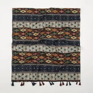 Flach liegender Schal mit Ethno-Muster und kleinen Quasten in Blau und Braun