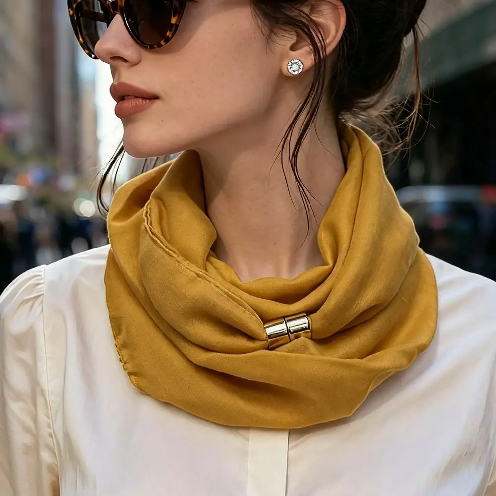 Loop Schal Damen warm mit goldfarbener Metallklammer – Bild 4