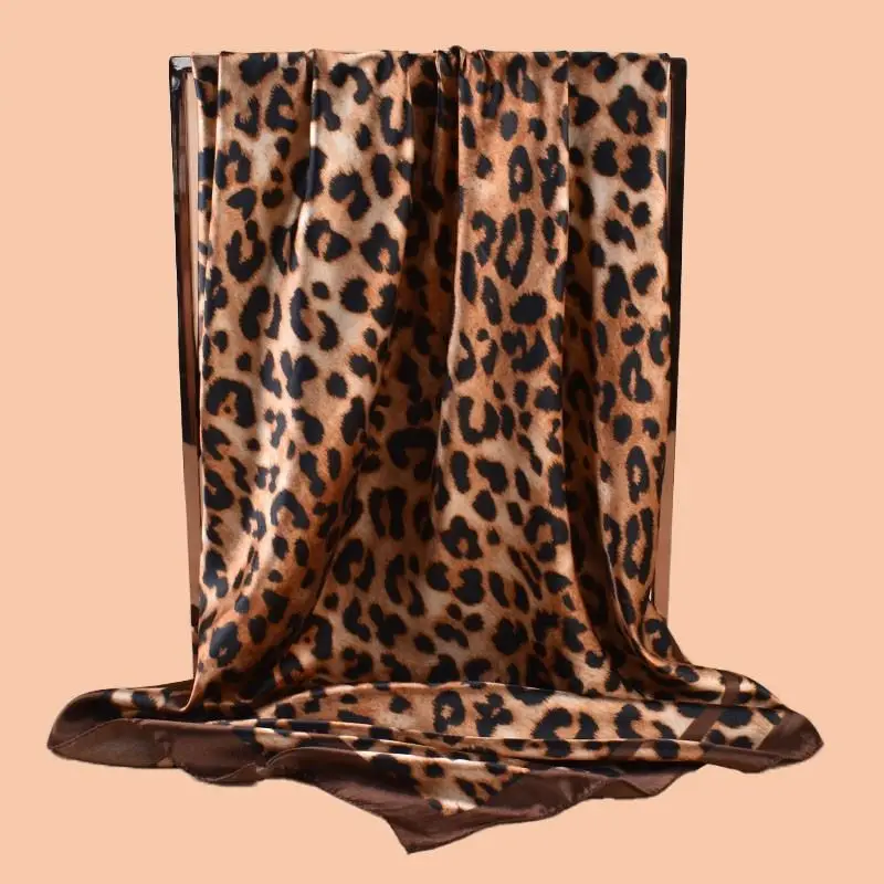 Quadratisches Schal-Tuch mit Leopardenmuster in Satinoptik – Bild 5