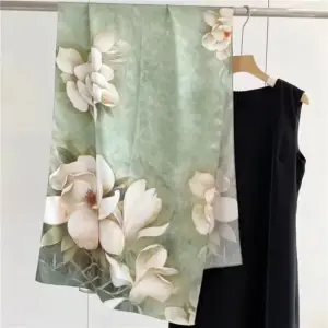 04-23 Hellgrüner Schal mit großen weißen Blüten, aufgehängt neben schwarzem Kleid