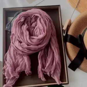 Altrosa Knitterschal, locker gelegt in einer Schachtel auf einem Tisch