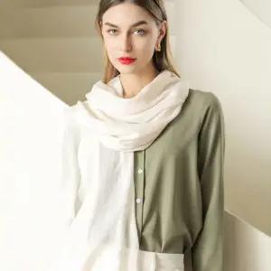 05-21 Schal Damen einfarbig, leicht mit feiner Fransenkante – Bild 2