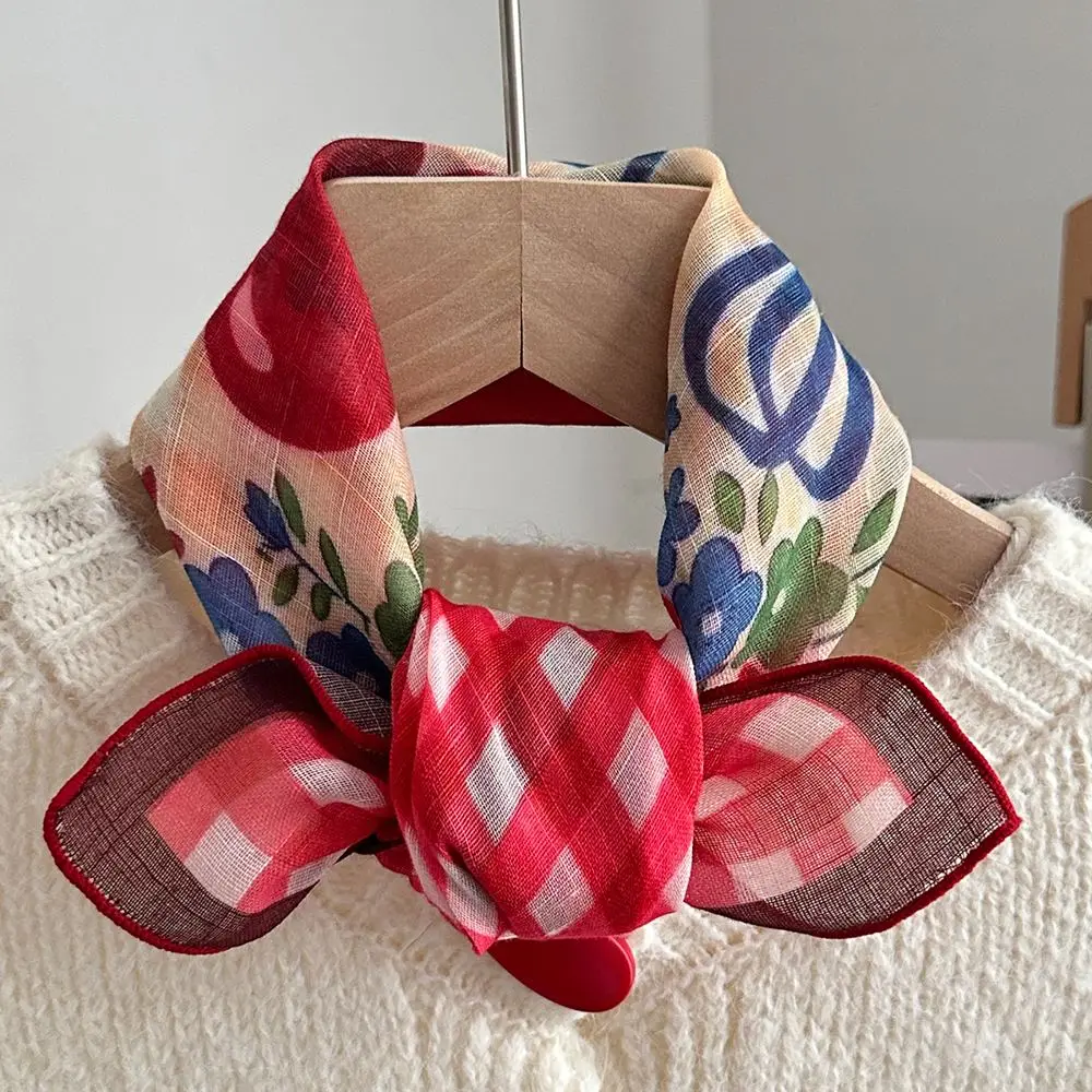 Kleines Halstuch Damen in Rot und Blau mit Blumenmotiven – Bild 5