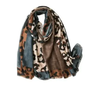 Schal mit Leopardenmuster in Schwarz, Blau und Braun auf weißem Hintergrund