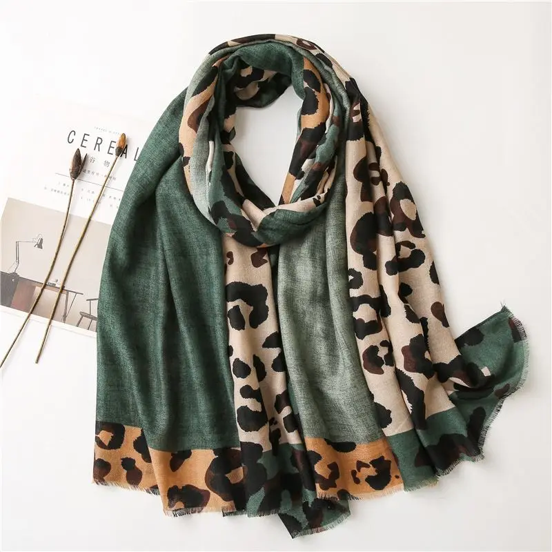 Schal Damen Winter groß mit Leopardenmuster und Quasten – Grün