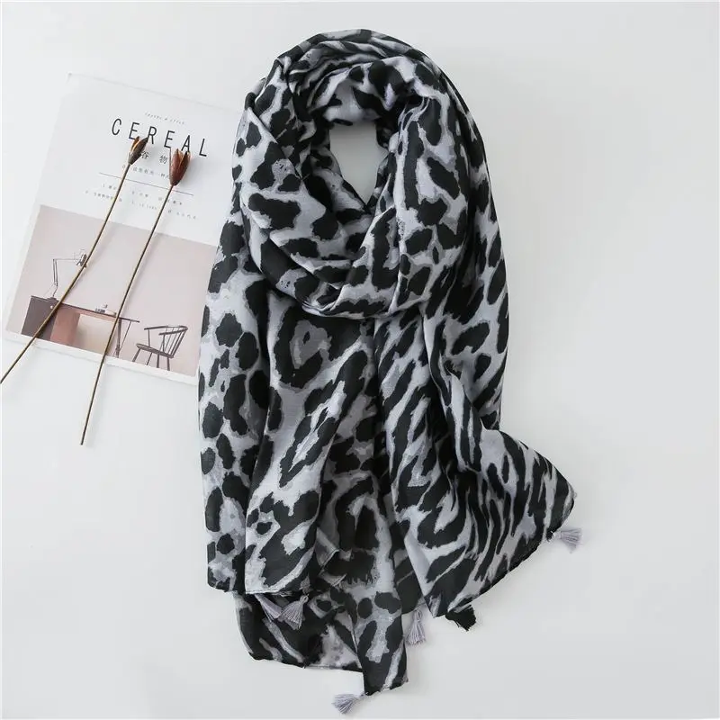 Schal Damen Winter groß mit Leopardenmuster und Quasten – Grau – Leo