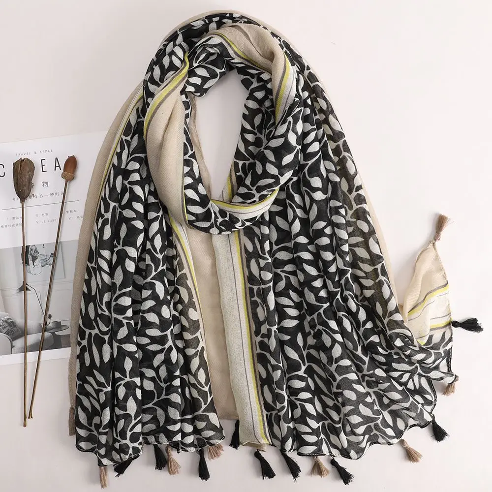 Schal Damen Winter groß mit Leopardenmuster und Quasten – Schwarz – Blätter