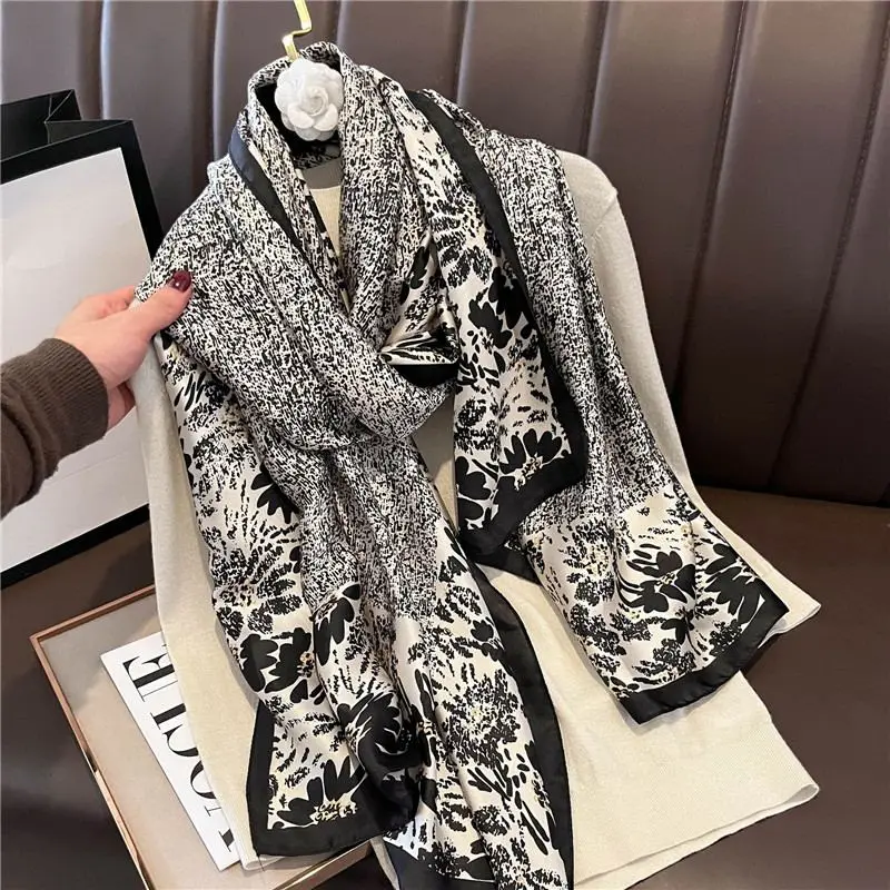 Langer Schal Damen mit Blumenmuster und Satin-Glanz – Grau