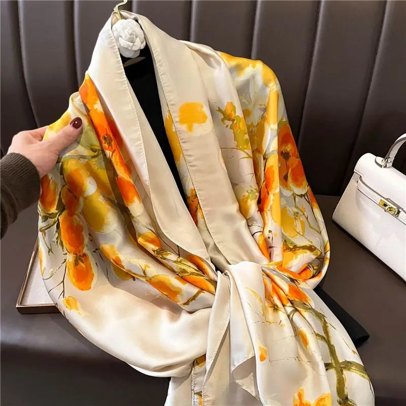 Langer Schal Damen mit Blumenmuster und Satin-Glanz – Creme