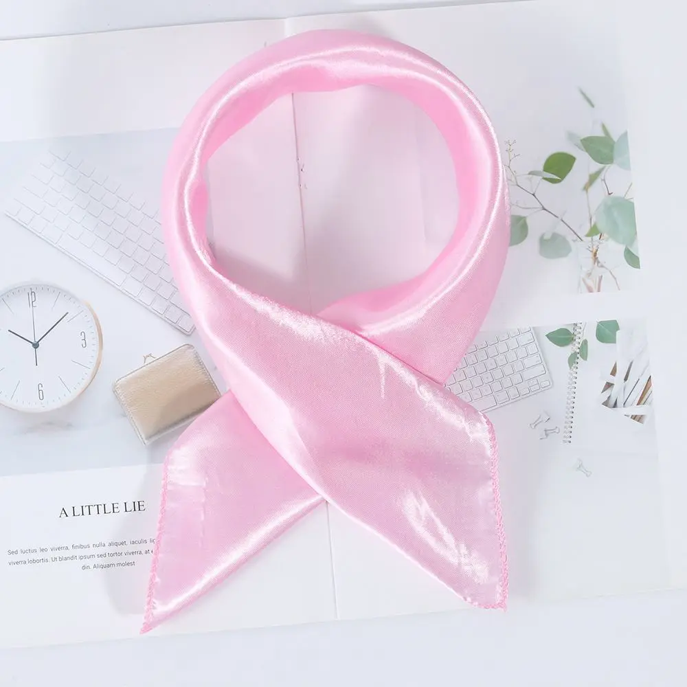 Quadratisches Halstuch uni in glänzender Satinoptik – Rosa