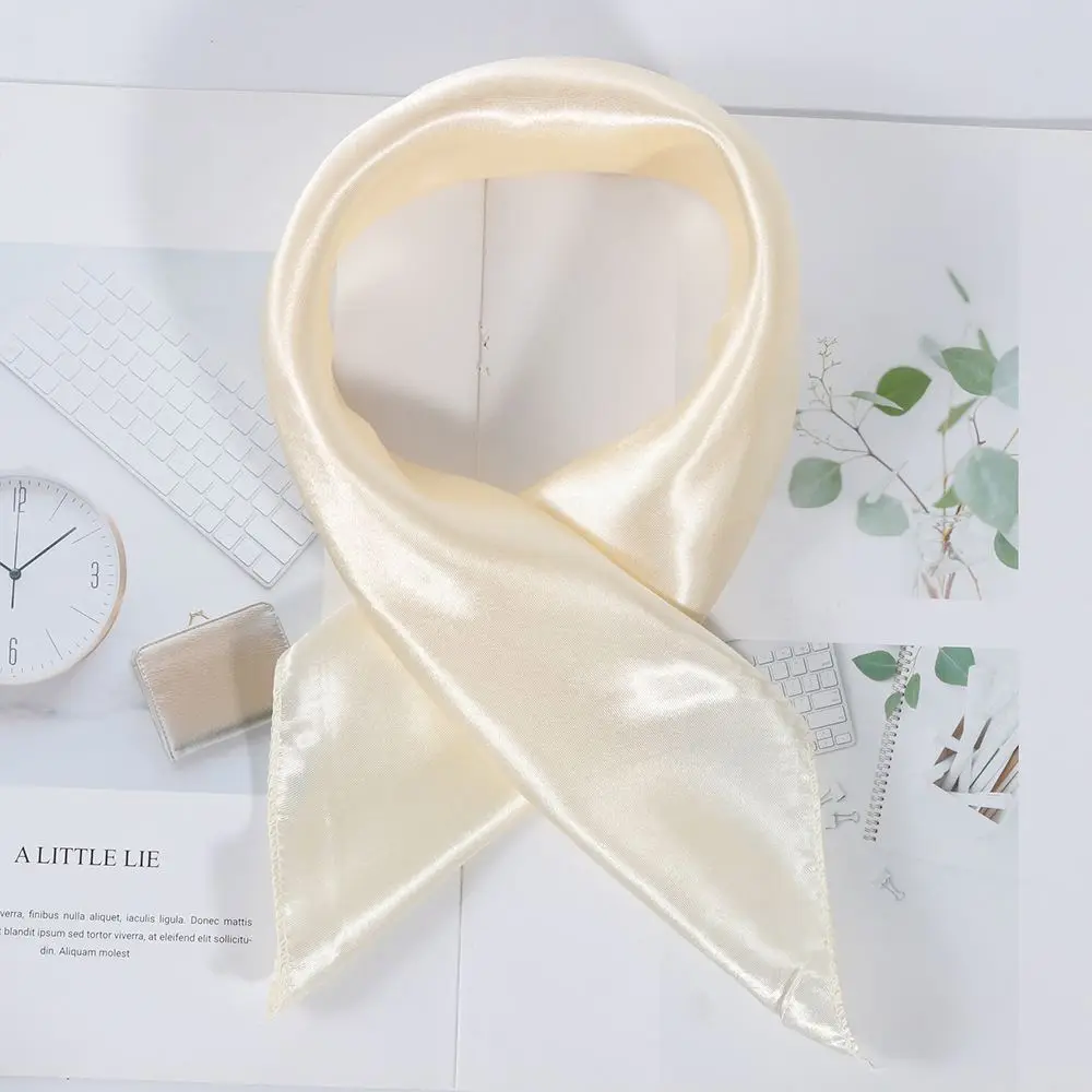 Quadratisches Halstuch uni in glänzender Satinoptik – Creme