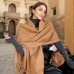 Brauner Schal Damen in Camel, einfarbig mit langen Fransen – Camel