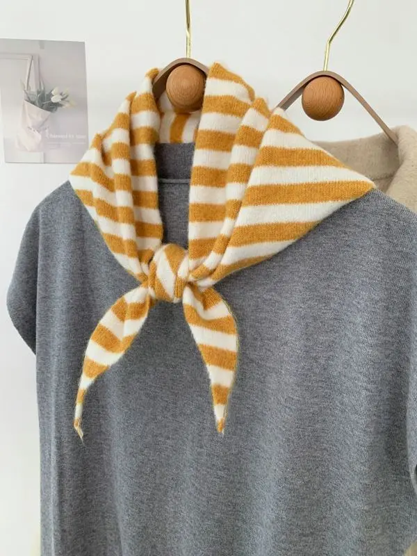 Schal als Dreieckstuch Damen, gestreift und gestrickt – Senfgelb