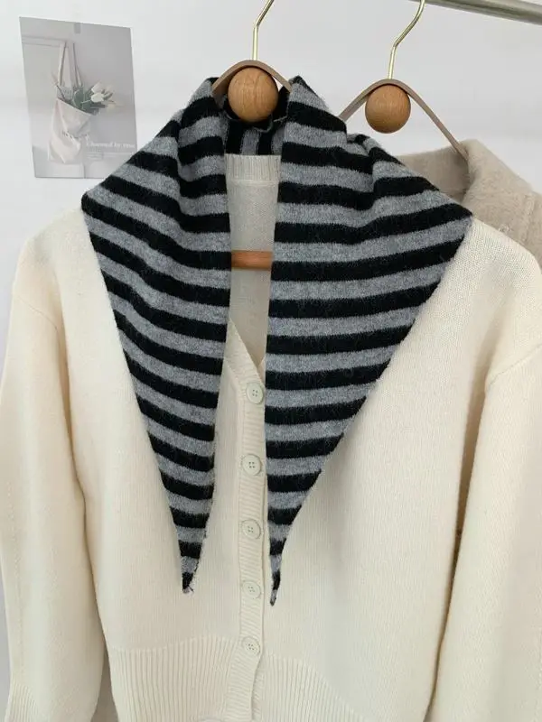 Schal als Dreieckstuch Damen, gestreift und gestrickt – Grau – gestreift