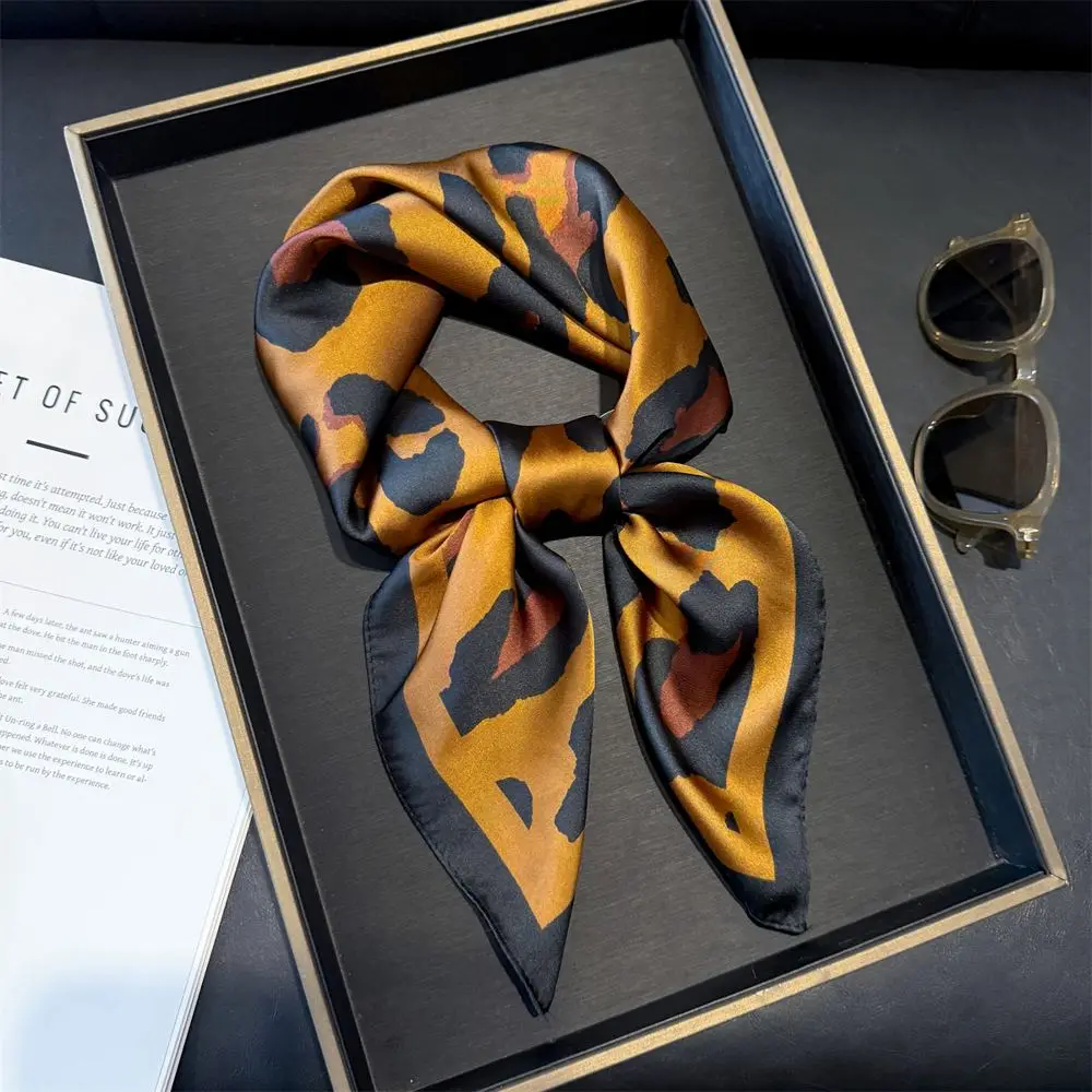 Schal als Halstuch in Satinoptik mit Leopardenmuster und Streifen – Orange – Leopard
