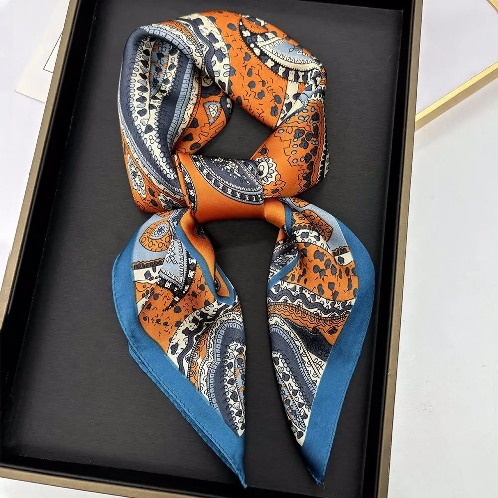 Schal als Halstuch in Satinoptik mit Leopardenmuster und Streifen – Orange – Paisley