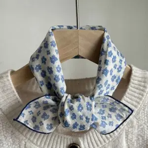 Schal Blau mit Blumenmuster, kleines Tuch zum Binden – Blau – Blümchen