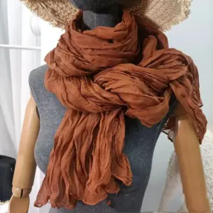 v-12000047840938984 Schal dünn mit Knitterstruktur, weich fallend und einfarbig – Braun – rost