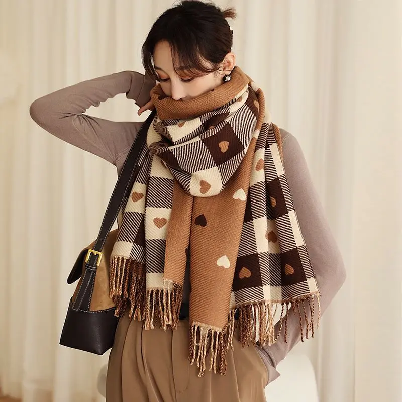 Schal Damen kariert mit Herzmuster und Fransen – Camel