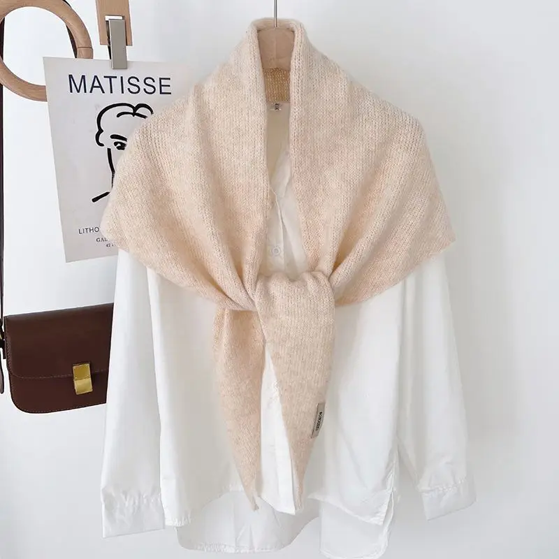 Winter Schal als gestricktes Dreieckstuch zum Knoten – Creme