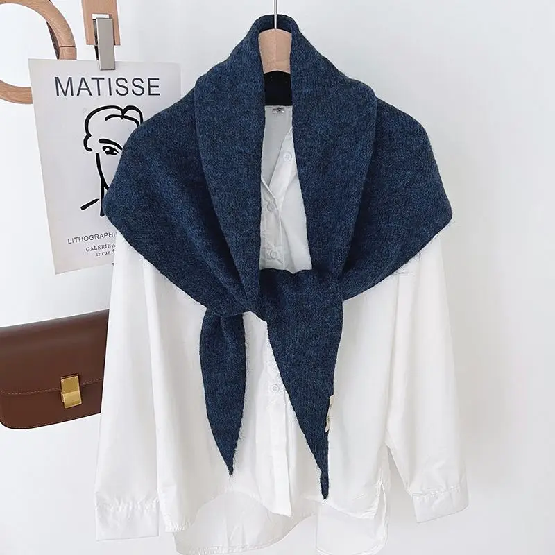 Winter Schal als gestricktes Dreieckstuch zum Knoten – Dunkelblau