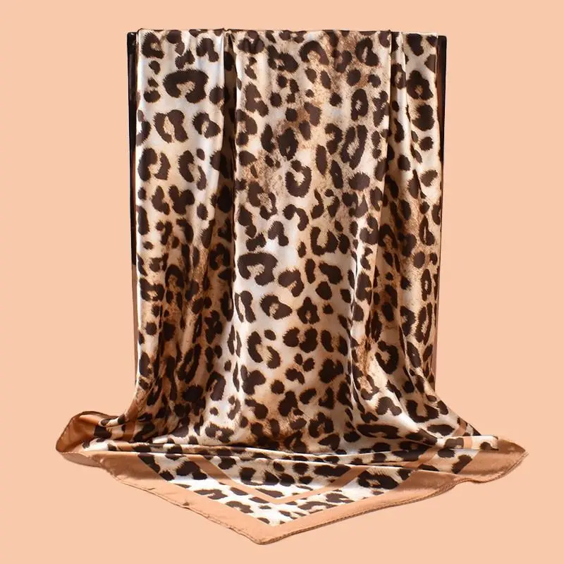 Quadratisches Schal-Tuch mit Leopardenmuster in Satinoptik – Beige