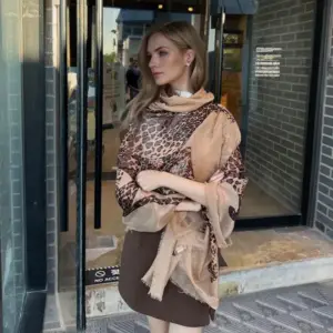 v-12000057876274208 Schal Damen mit großem Leopardenmotiv und feinem Fransensaum – Braun