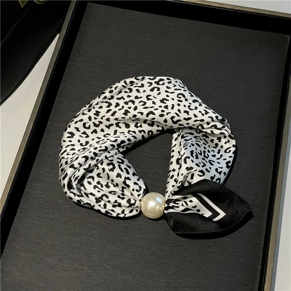 Schal Halstuch mit Zierperle, bedruckt, in Satinoptik – Weiß – Leopard