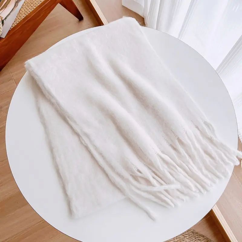 Schal Damen Winter schwarz, flauschig mit langen Fransen – Weiß